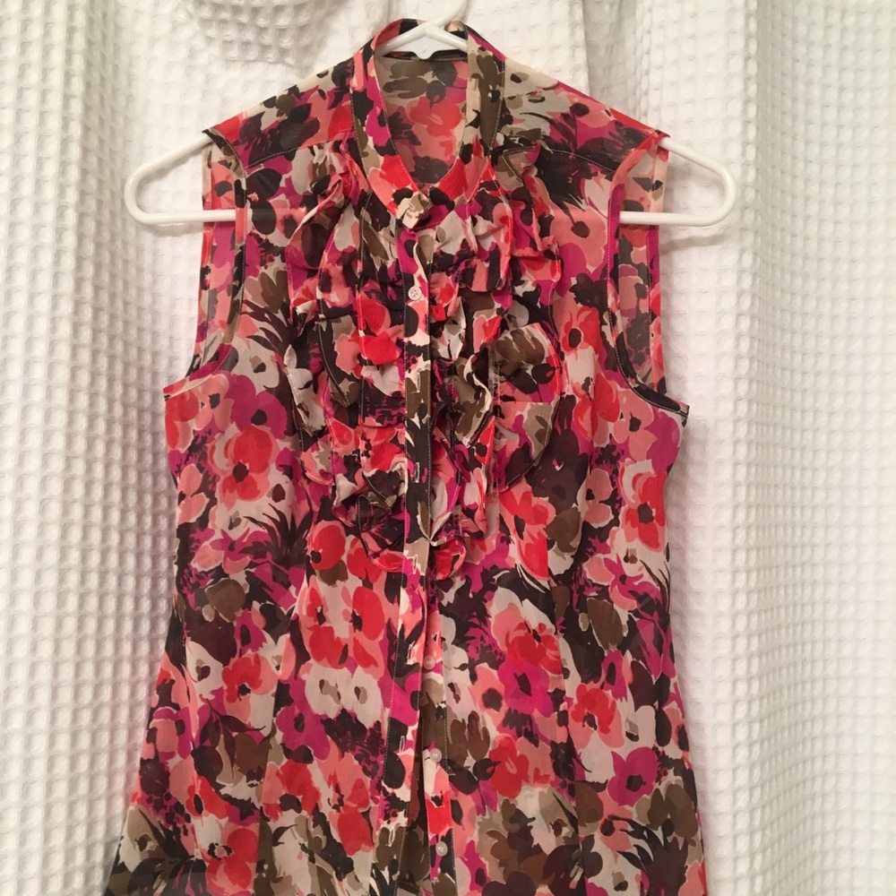 Limited sleeveless blouse